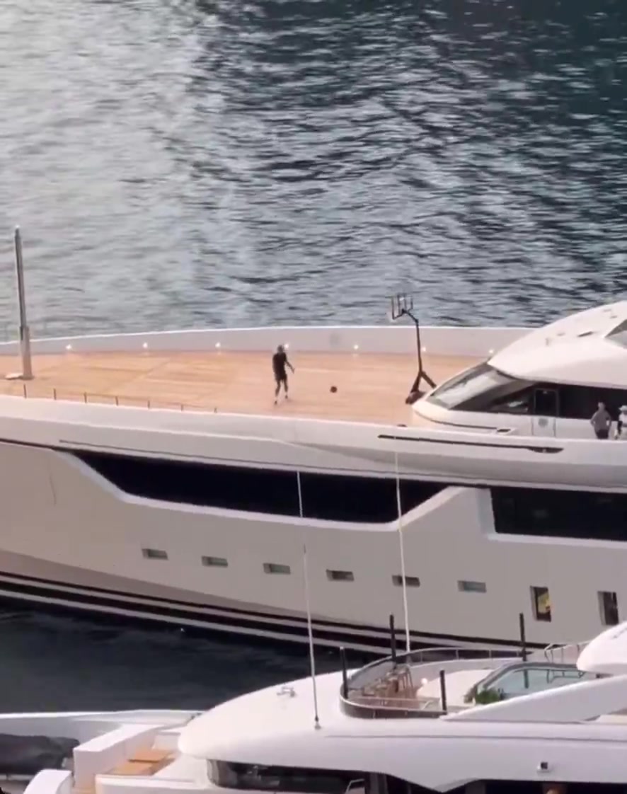 333体育|电竞-官方网站-威少悠闲游艇打篮球，未来去向仍存悬念