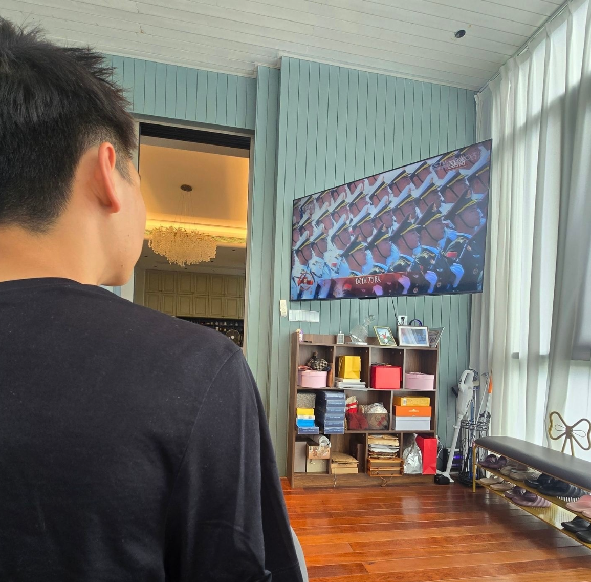 333体育|电竞-官方网站-崔永熙回国后立马看阅兵，后续参加詹姆斯中国行，等待与广东合练